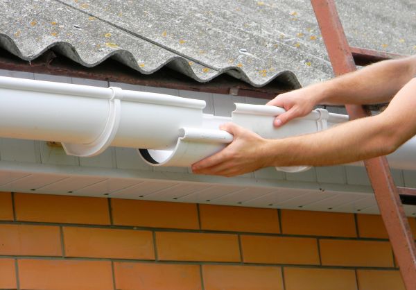 Gutter Hanging in Missouri City